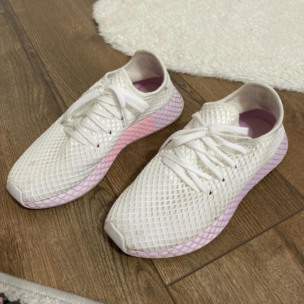 Women’s Adidas Deerupt Runner trainers in white and pink.